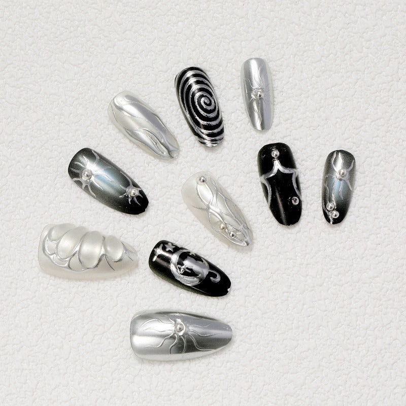 Kunstnägel mit Metallic-Effekten und komplexen Designs Karnz