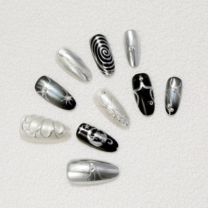 Kunstnägel mit Metallic-Effekten und komplexen Designs Karnz