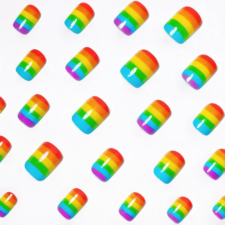 Kreative Kunstnägel Im Regenbogen-Look Karnz