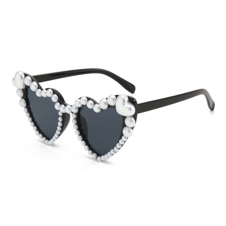 Herzförmige, mit Perlen akzentuierte Sonnenbrille