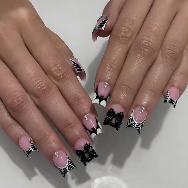 Kunstnagelset mit gruseligen Clown-Motiven und extravaganten Akzenten Karnz