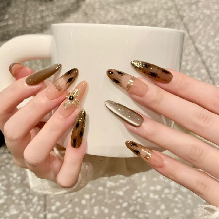 Kunstnägel mit Eleganten Goldverzierungen Karnz