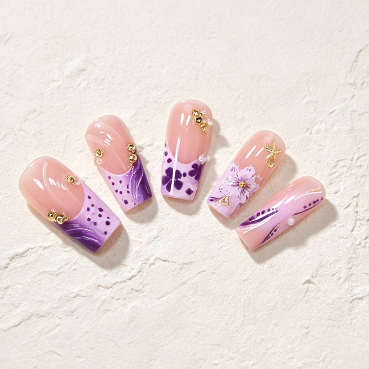 Künstlerisches Floral Press-On Nageldesign Karnz