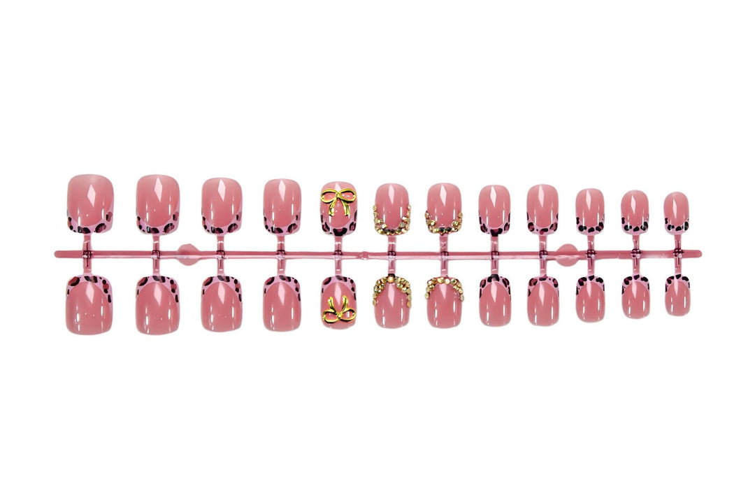 Kunstnagelset mit luxuriösen Filigran-Verzierungen Karnz