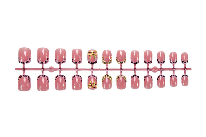 Kunstnagelset mit luxuriösen Filigran-Verzierungen Karnz