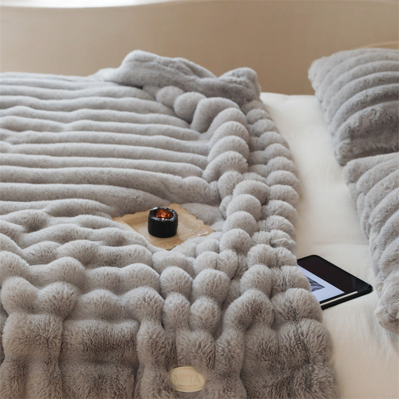 Kuscheldecke aus Kunstfell mit geripptem Strukturdesign und samtweichem Flor