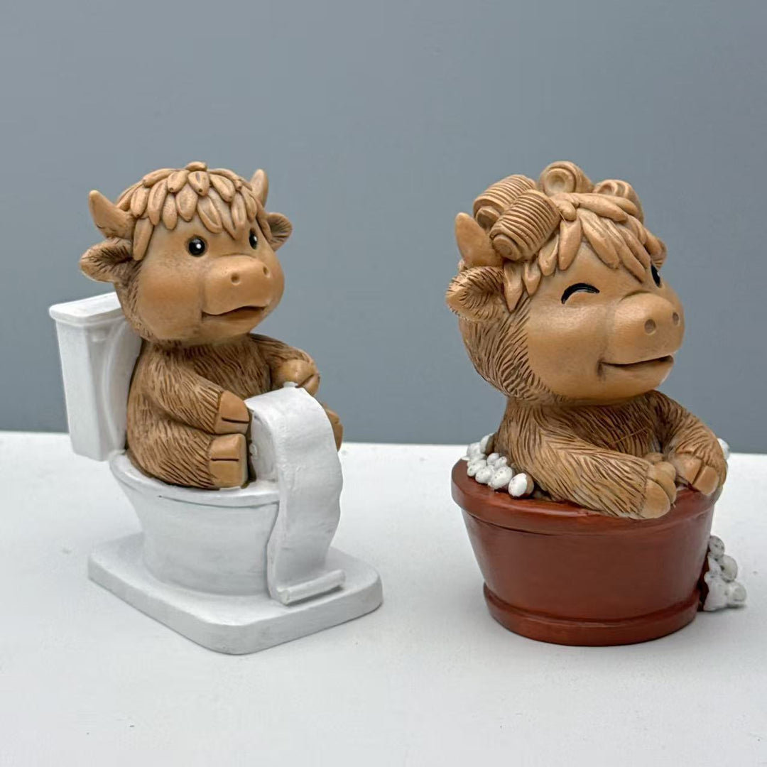 Lustige Dekofigur eines Hochlandrinds auf Toilette Karnz