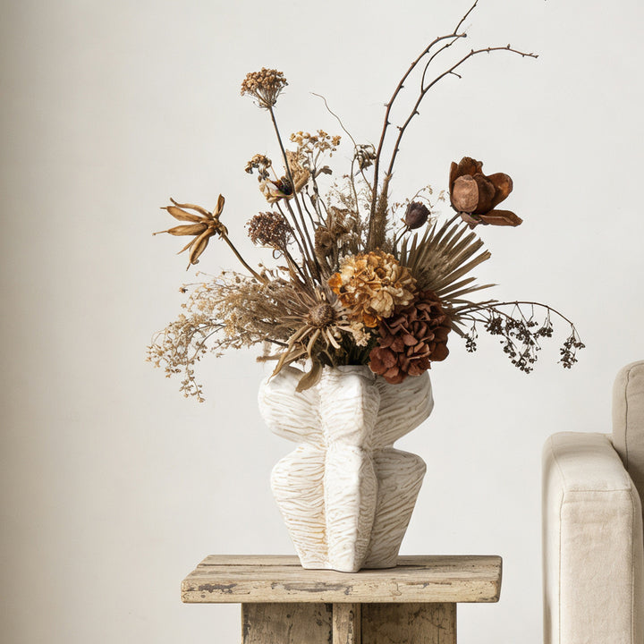 Keramische skulpturale Torso-Vase mit strukturierter Glasur und schmalem Hals