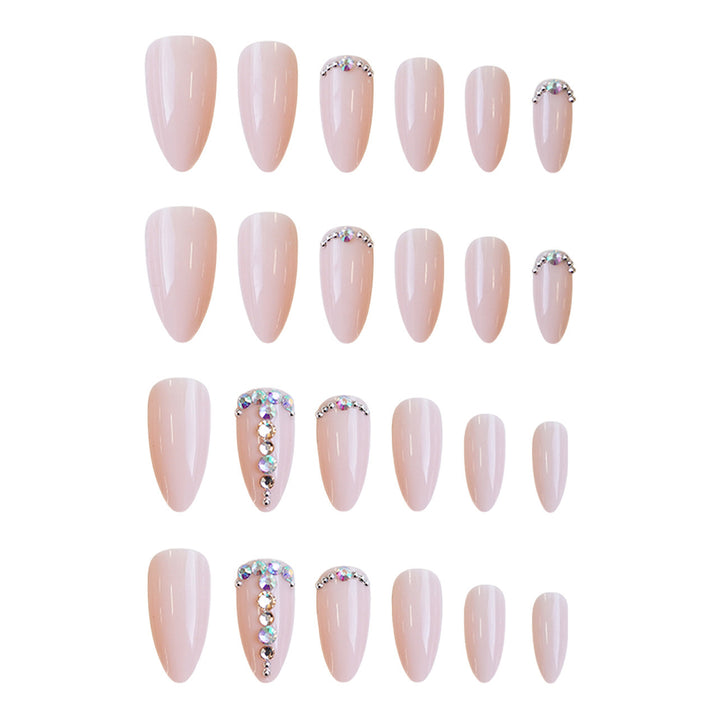 Kunstnagelset mit eleganten Glitzerakzenten Karnz