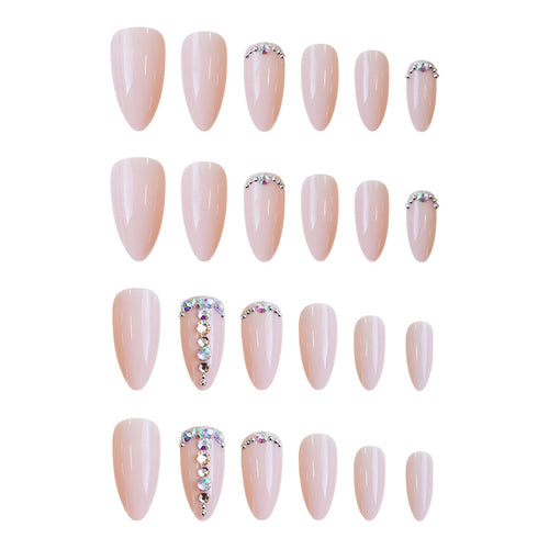 Kunstnagelset mit eleganten Glitzerakzenten Karnz