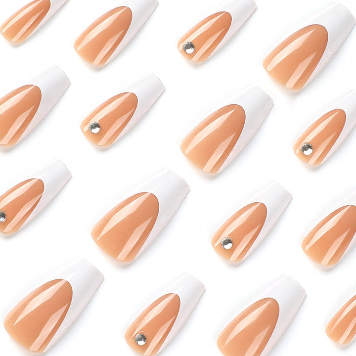 Kunstvolle Nagelverlängerungen mit eleganter French-Spitze Karnz