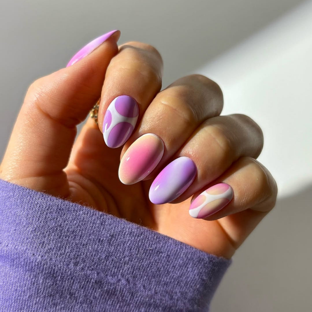 Elegante und kreative Nagelkunst mit sanftem Farbverlauf und geometrischen Akzenten Karnz