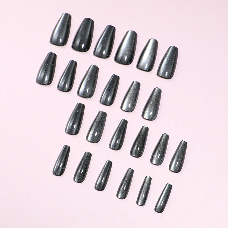 Glänzende Stiletto Press-On Nagelkunst mit Ombre-Effekt Karnz