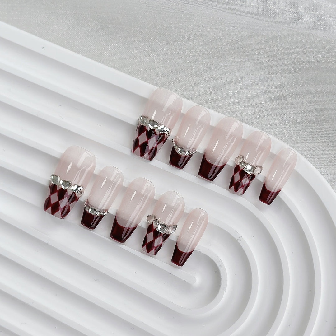 Künstlerisches Press-On Nagelset mit eleganten Schmuckakzenten