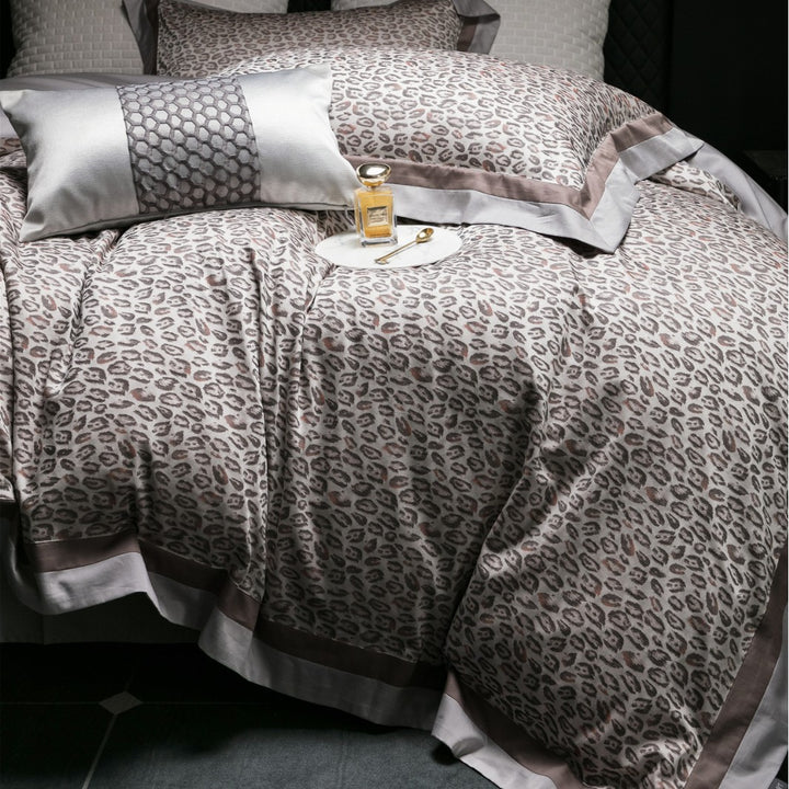 Luxuriöses Leopardenmuster Satin-Satin Bettdeckenbezug Set mit Kontrastbordüre und dekorativem Lendenkissen