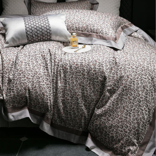 Luxuriöses Leopardenmuster Satin-Satin Bettdeckenbezug Set mit Kontrastbordüre und dekorativem Lendenkissen