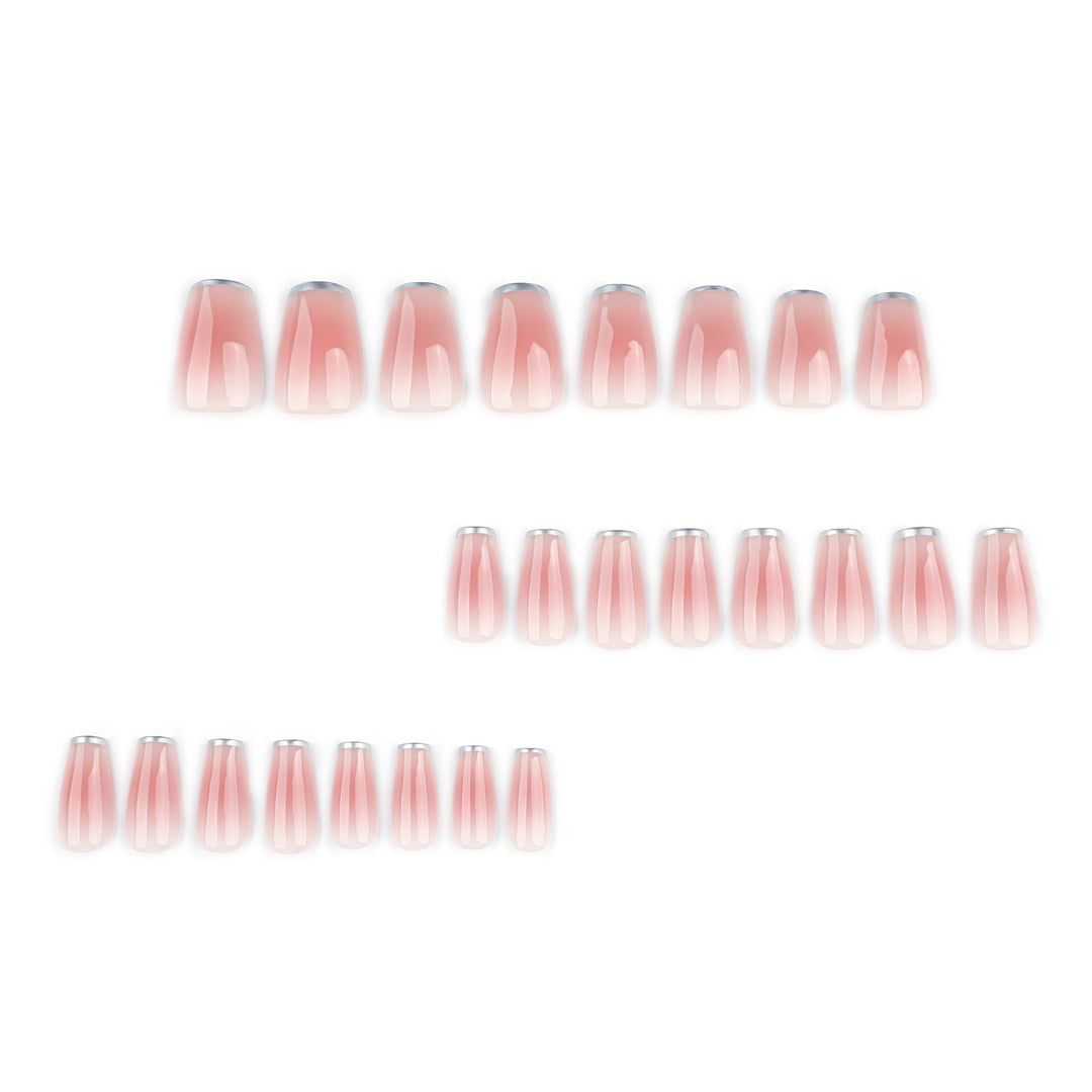 Elegante Nagelverlängerungen mit durchscheinendem French-Tip Karnz