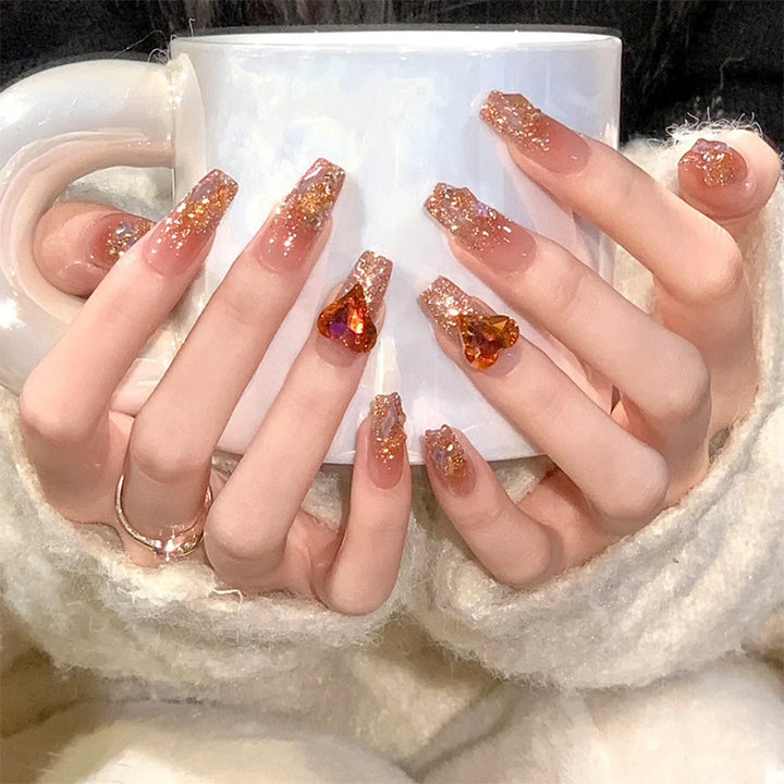 Kunstnagelset mit Glitzer- und Herzakzenten Karnz