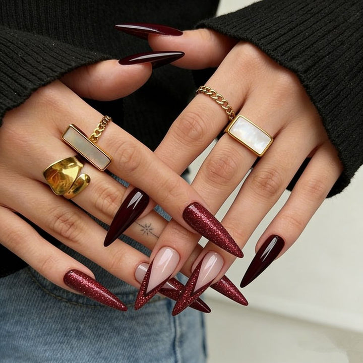 Elegantes Stiletto Press-On-Nagelset mit Glitzerakzenten