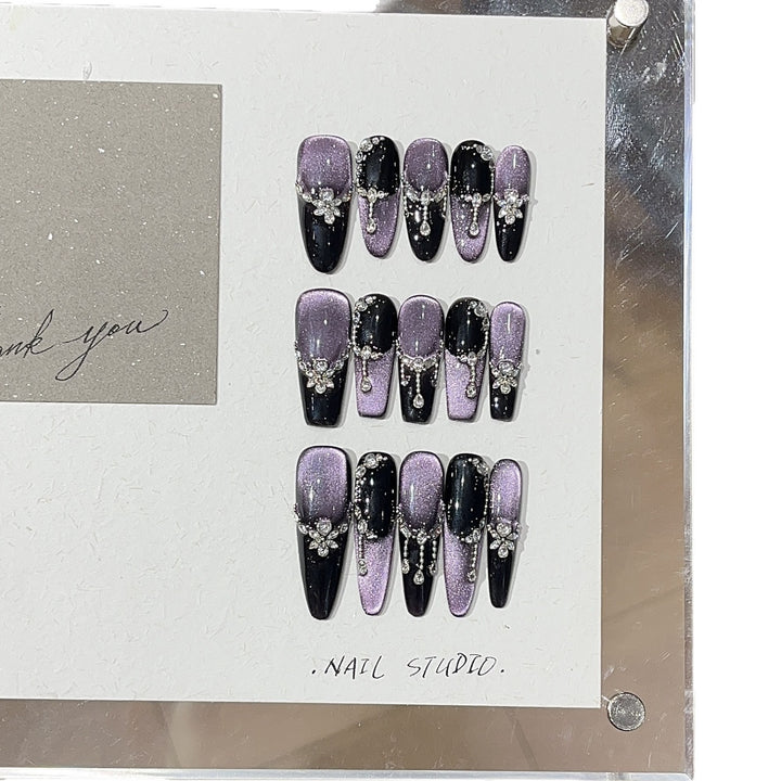 Glamouröse dekorative Nagelkunst Karnz