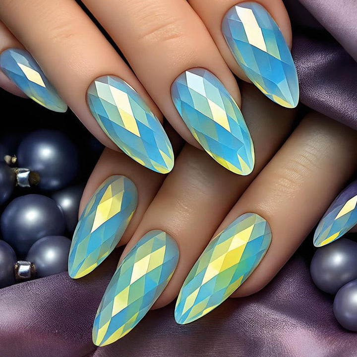 Kunstnägel mit luxuriösem facettiertem Design Karnz