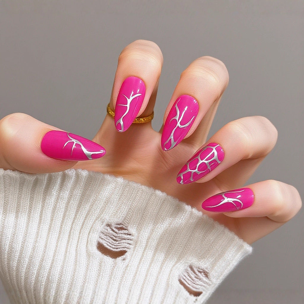 Kunstvolle Nagelverlängerungen mit Eleganten Spitzen Karnz