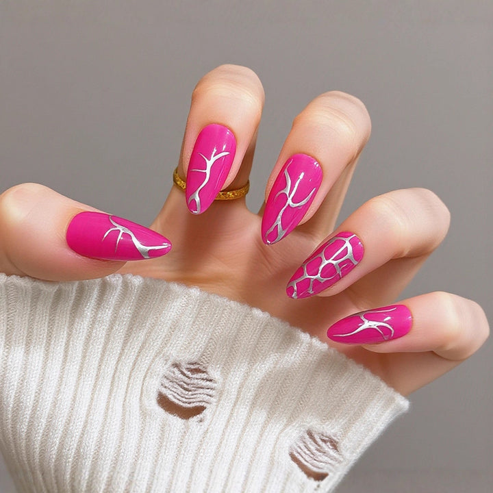 Kunstvolle Nagelverlängerungen mit Eleganten Spitzen Karnz