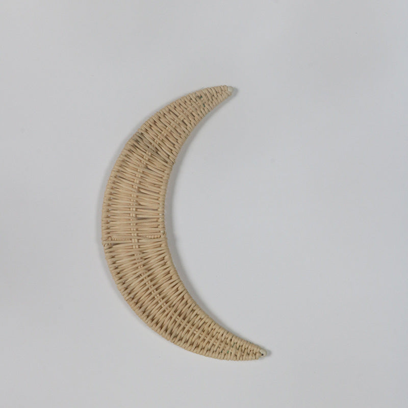 Wanddekoration aus handgewebtem Rattan im Monddesign Karnz