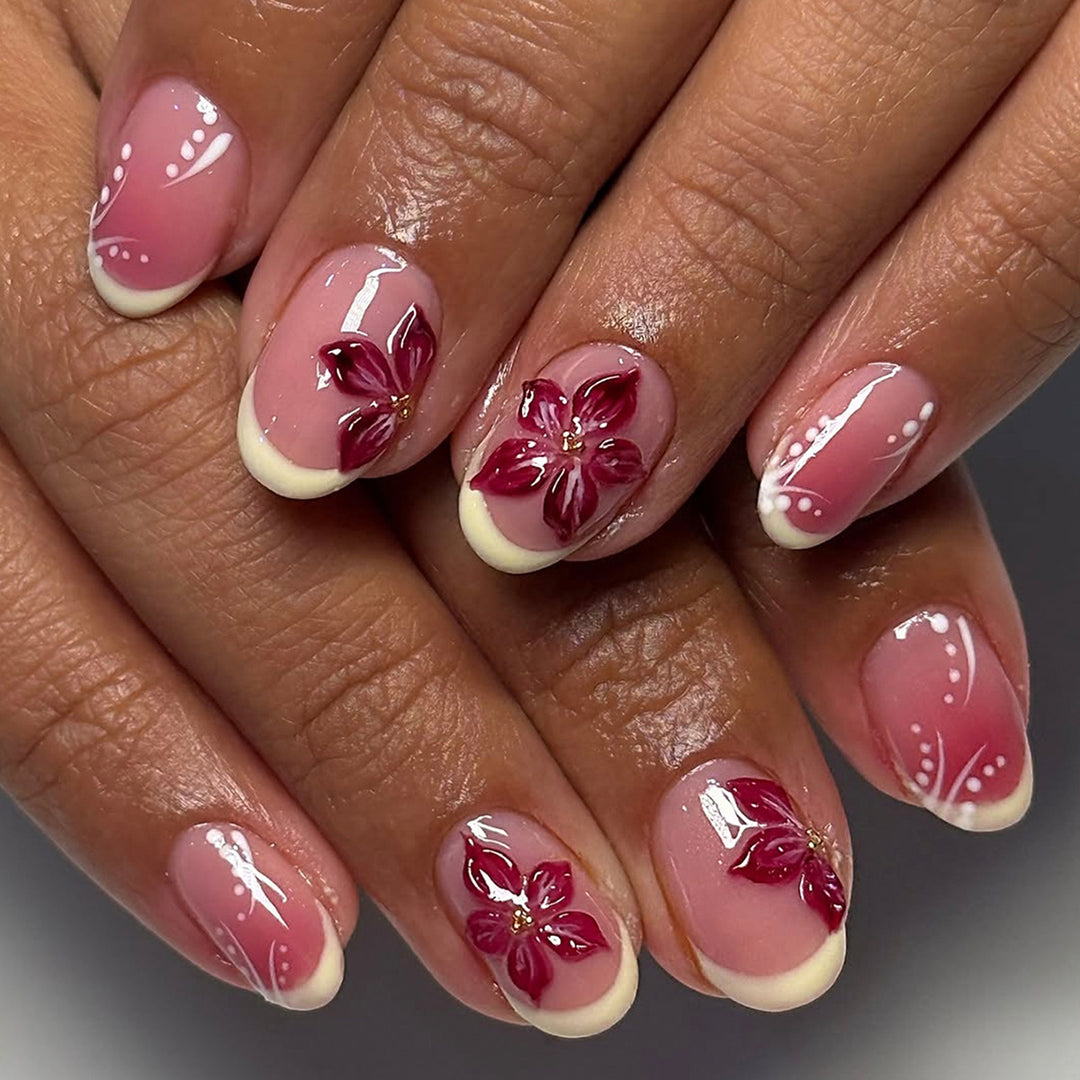 Kunstvolle Fingernägel mit Floralen Details Karnz