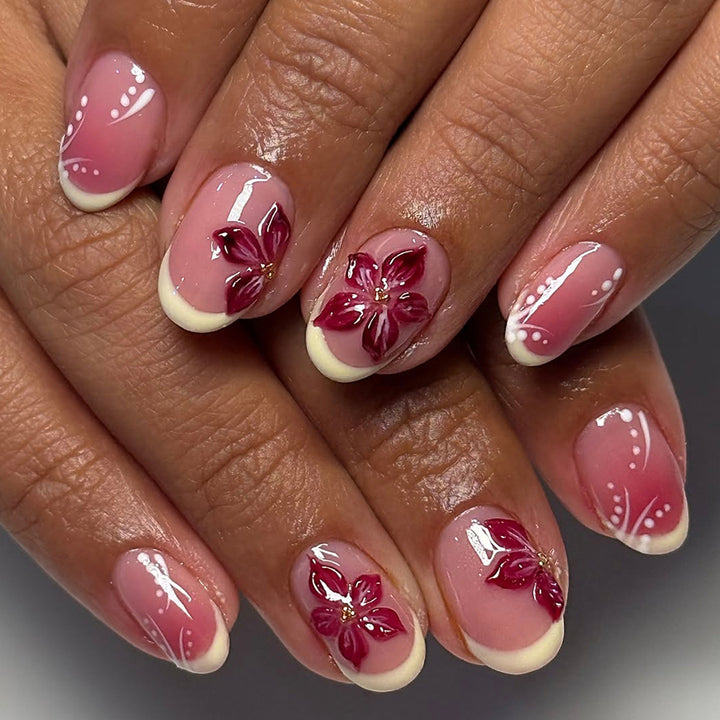 Kunstvolle Fingernägel mit Floralen Details Karnz