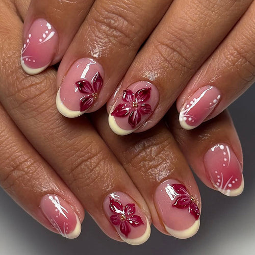 Kunstvolle Fingernägel mit Floralen Details Karnz