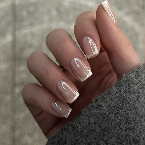 Elegante und Moderne French Maniküre Karnz