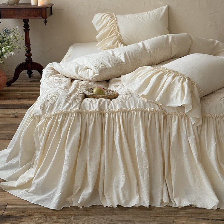Vintage-inspirierter Bettrock und Tagesdecke mit weitem Volant und zarter Stickerei