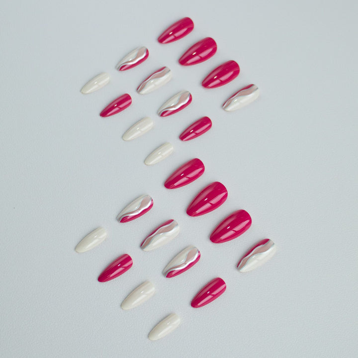 Künstlerisches Wellenmuster Nagelkunst