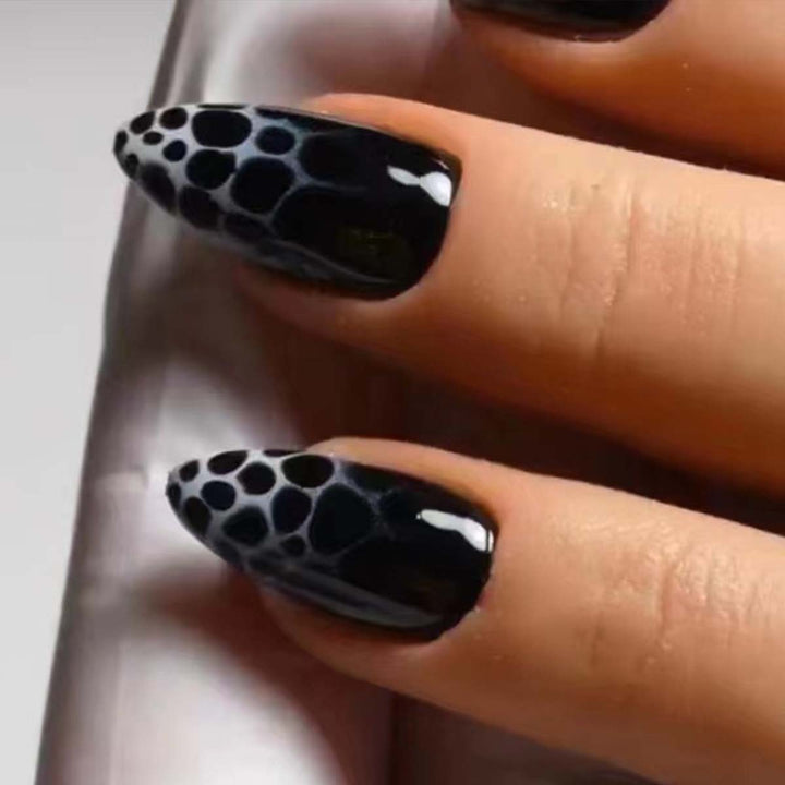 Kunstvolle Stiletto-Nägel mit modernem Design Karnz