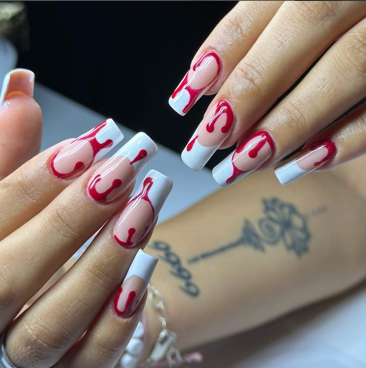 Künstlerisches Press-On Nageldesign mit Tropfeneffekt Karnz
