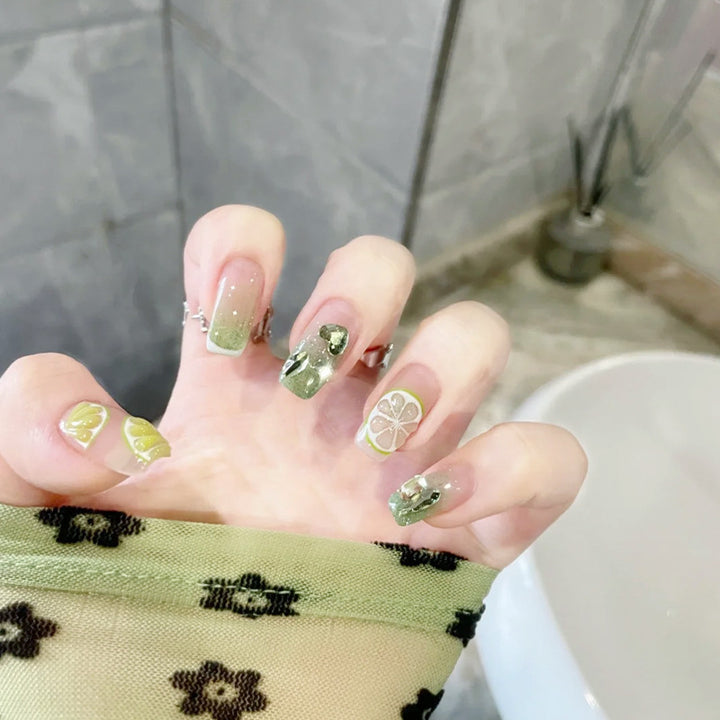 Kunstnagelset mit eleganten Kristallverzierungen Karnz