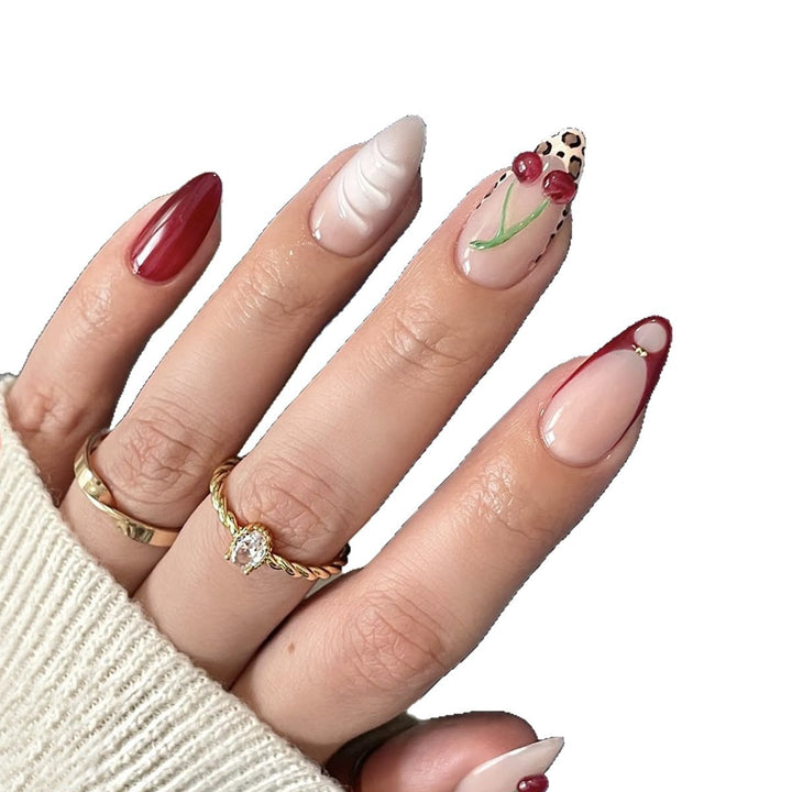 Kreatives Nageldesign mit stilvollem Blumen- und Leopardenmuster Karnz