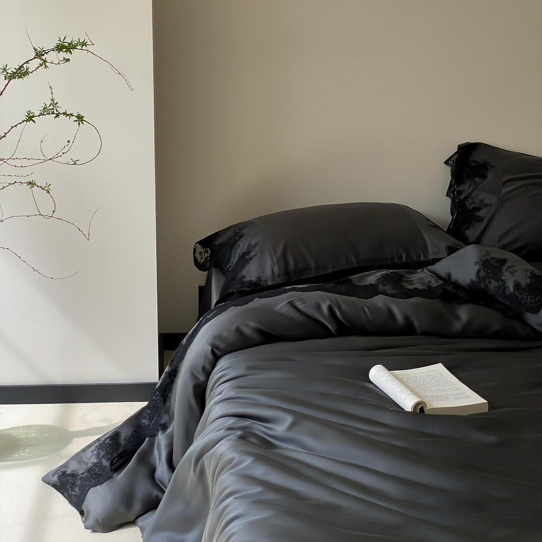 Luxuriöses Satin-Bettwäscheset mit feiner Spitzenbordüre