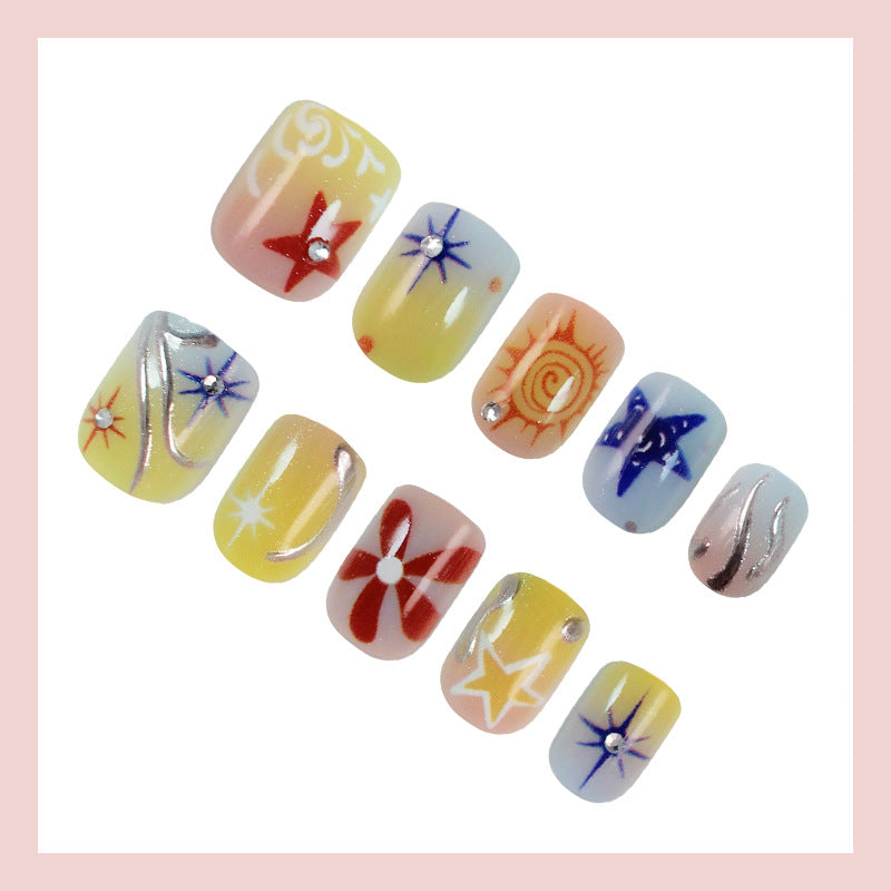 Kunstnagelset mit kreativen floralem und geometrischem Design Karnz