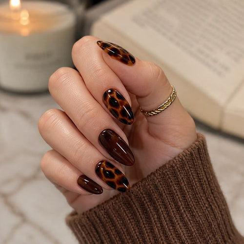 Kunstvolle Stiletto-Nägel mit elegantem Leopardenmuster Karnz