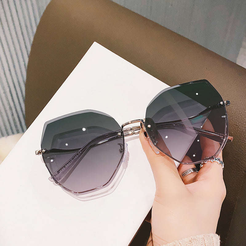Damen oversized Sonnenbrille mit stilvollem, facettiertem Rahmen Karnz