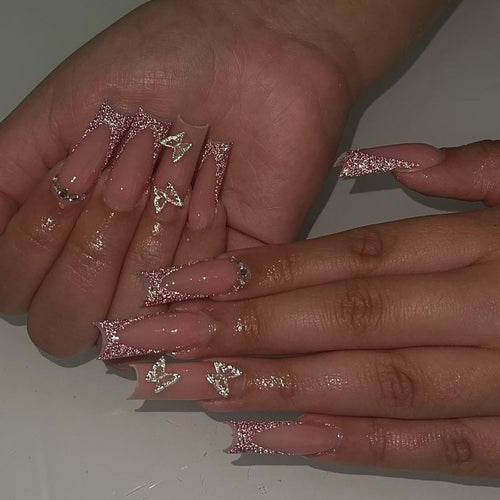 Kunstvolle Nagelverlängerungen mit Glitzer und dekorativen Akzenten Karnz
