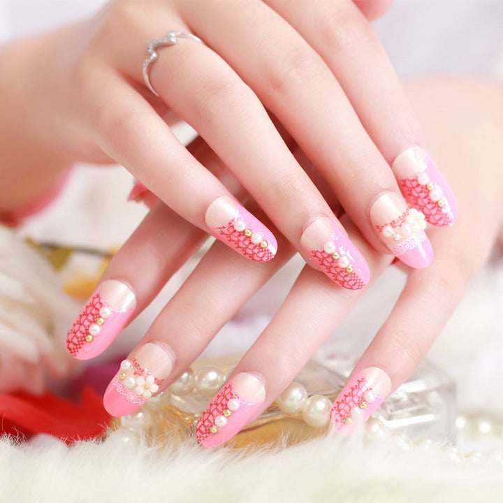 Kunstnägel mit elegantem Blumen- und Strassdesign Karnz