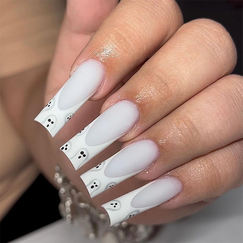 Themenmäßiges Press-On Nagelset mit Geisterdesigns Karnz