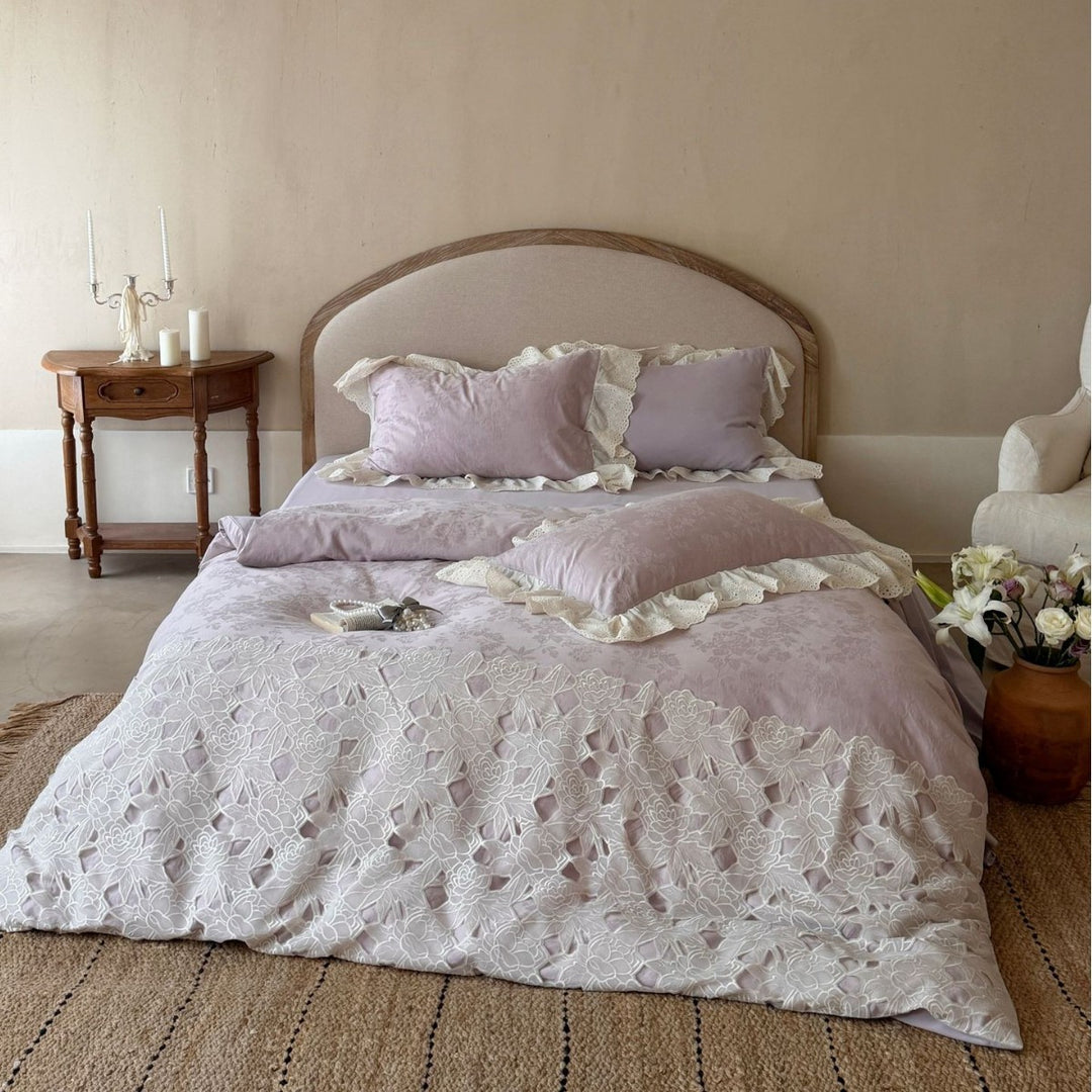 Luxuriöse Baumwollsatin-Bettwäschegarnitur mit bestickter Cutwork-Spitze und Volantkissen