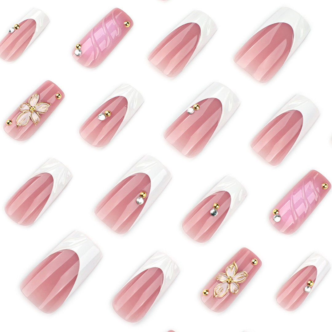 Glamouröse Gel-Nägel mit floralem Akzent und Glitzerdetails Karnz