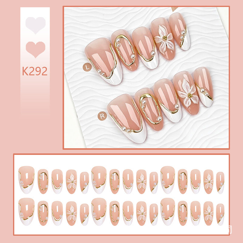 Kunstnagelset mit eleganten floralem Design und glamourösen 3D-Applikationen Karnz