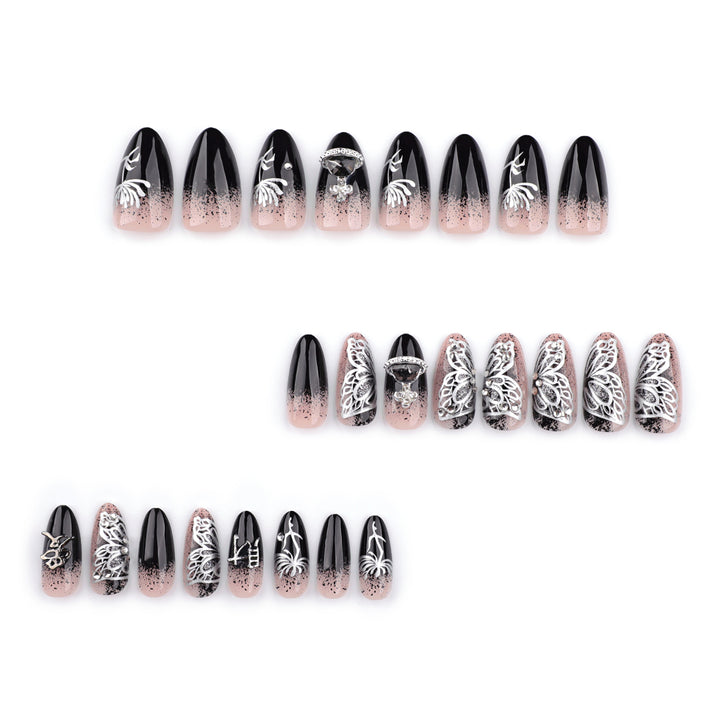Kunstvolle Stiletto-Nägel mit filigranen Verzierungen und Glamour-Akzenten Karnz