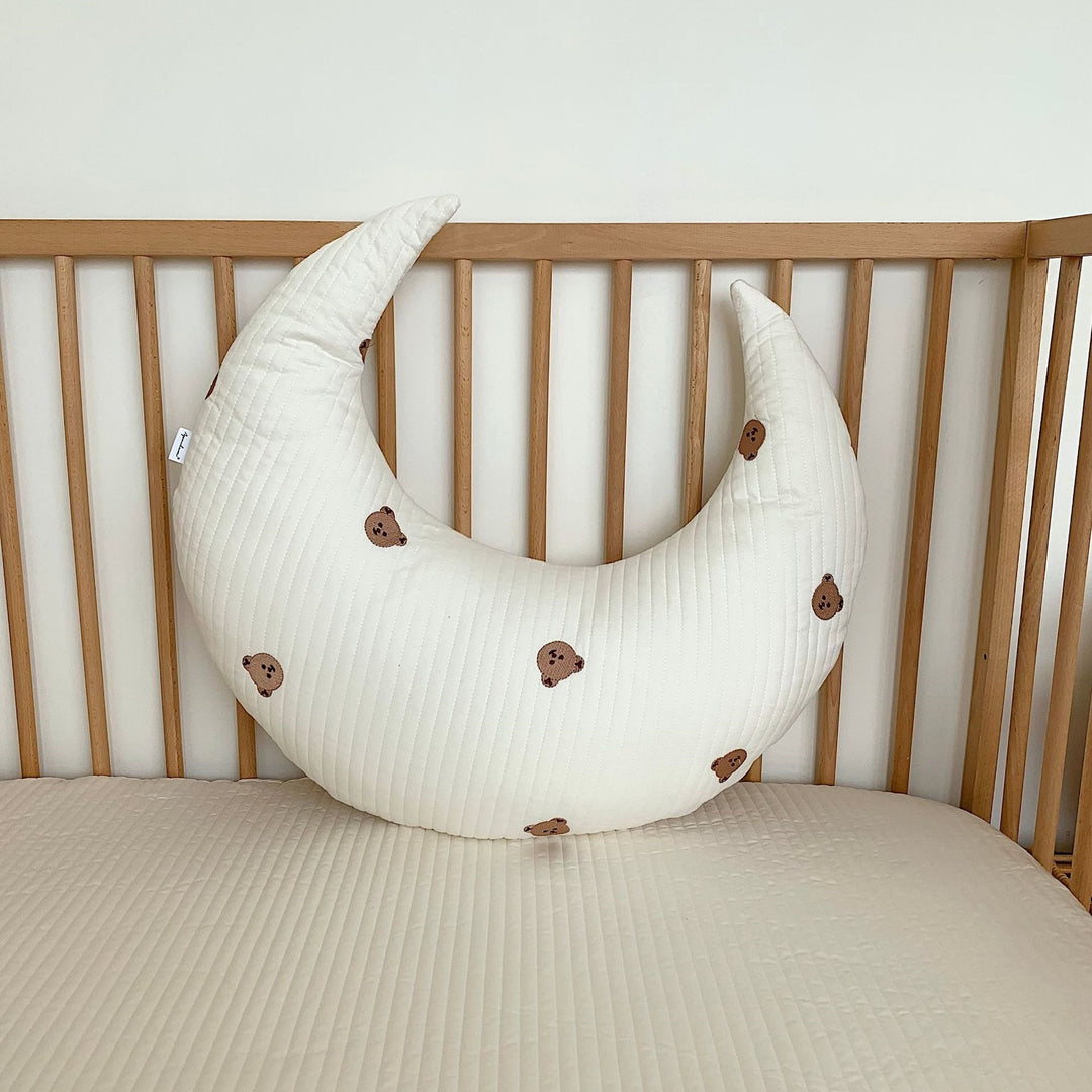 Mondförmiges Baby-Nackenstützkissen mit gestepptem Bezug und Teddystickerei